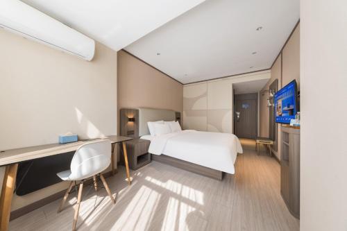 Ένα ή περισσότερα κρεβάτια σε δωμάτιο στο Hanting Hotel Beijing Deshengmen