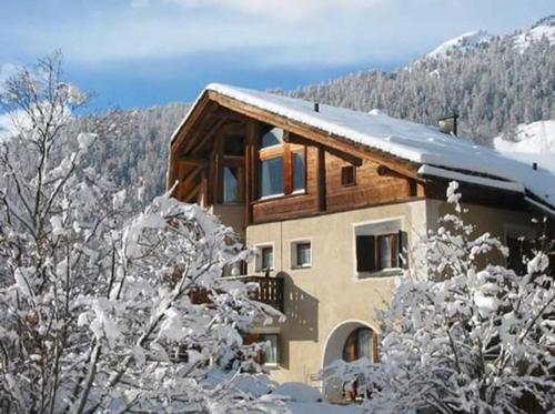 un edificio con nieve en el techo. en Chardun, en Celerina