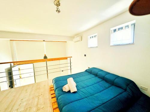 a bedroom with a blue bed in a room at Casa Terranova in Pozzallo