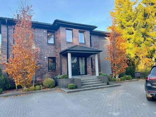 诺尔登堤岸布赫霍尔茨Schöne Wohnung 1的一栋房子前面停着一辆车