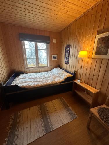 1 dormitorio pequeño con 1 cama en una habitación con ventana en Møsstrond Turisthytte, en Hovden