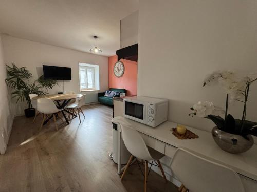 TV a/nebo společenská místnost v ubytování Functional apartment in center of Craponne