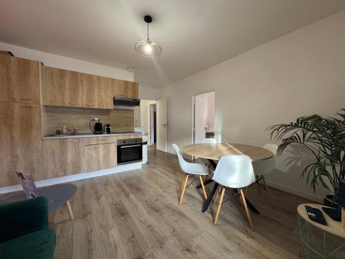 Kuchyň nebo kuchyňský kout v ubytování Functional apartment in center of Craponne