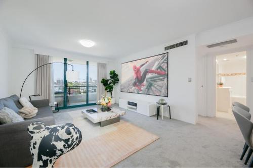 ein Wohnzimmer mit Sofa und Fernseher in der Unterkunft The Arcadia in CBD w Parking Desk Gym Pool in Sydney