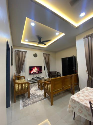 Μια τηλεόραση ή/και κέντρο ψυχαγωγίας στο Teratak Atok Abah Kampung Sg Bagan Laut