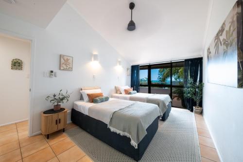ein Schlafzimmer mit zwei Betten und einem Fenster in der Unterkunft Bella Isola in Airlie Beach