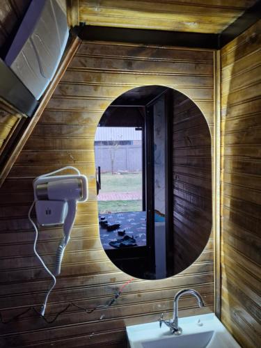 een badkamer met een spiegel en een wastafel bij Chale suite privativo cafe e hidro in Sao Jose do Rio Preto