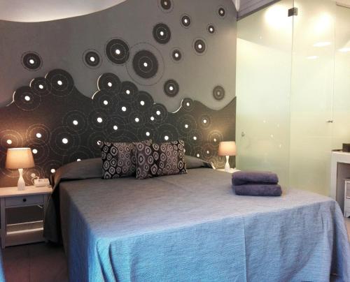 sypialnia z łóżkiem ze ścianą z wieloma lustrami w obiekcie Aleardo Aleardi w Rzymie