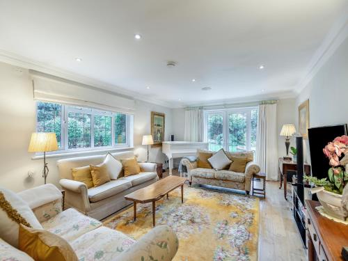 ein Wohnzimmer mit Sofas und einem Tisch in der Unterkunft Longways in Penn