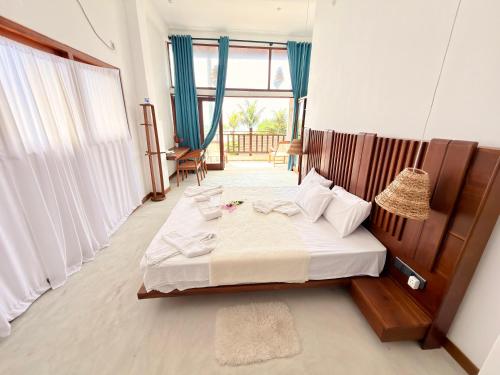 Postel nebo postele na pokoji v ubytování Ocean Air Guesthouse and Villa Weligama - MINUTE TO WAVES
