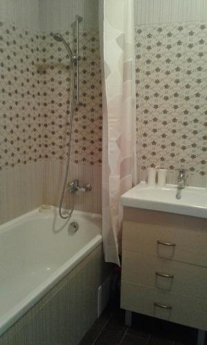 Ванная комната в Apartments at Mayskiy proezd