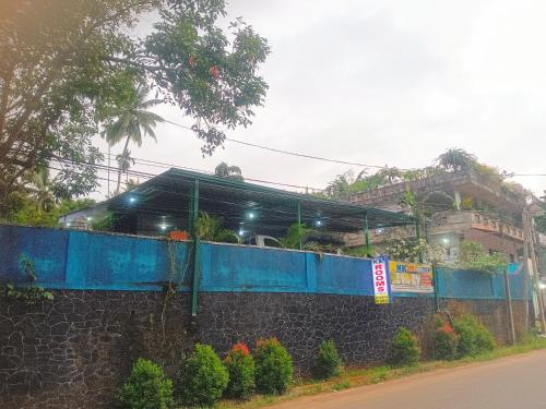 un edificio con luces en la parte superior de una pared en NK Hotel & Resturaunt, en Matale