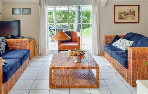 Posezení v ubytování Cozy Home In Ermelo With Wifi