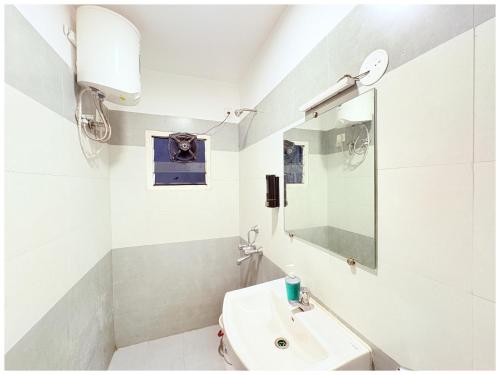 Ένα μπάνιο στο Rooftop Sea Beach Hotel The Samayara Premium Near Jagannath Temple -Free Wifi & Parking Facilities - Fully Air Conditioning Rooms - Best Hotel IN Puri