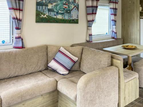 una sala de estar con un sofá y una mesa en Lapras, en Porchfield