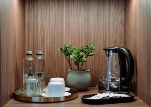 Příslušenství pro přípravu čaje a kávy v ubytování Hotel Savior