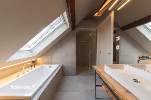 Un baño con dos lavabos y una bañera. en Casa do Cedro de Medelim, en Medelim