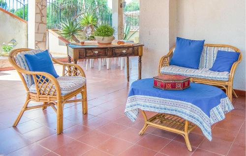 Isola delle Correntiにある3 Bedroom Lovely Home In Pachinoのポーチ(椅子2脚、テーブル付)