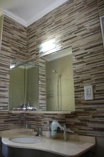 a bathroom with a sink and a mirror at Complejo Arami Apart in Colón