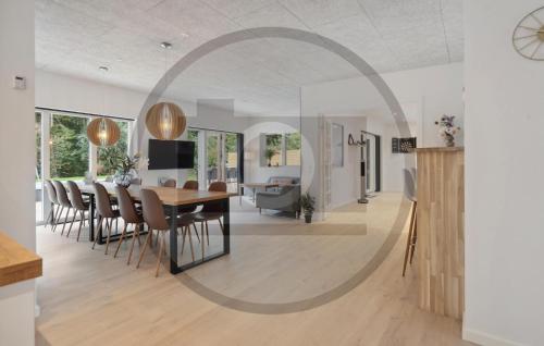 Η κουζίνα ή μικρή κουζίνα στο Nice Home In Ejstrupholm With Sauna