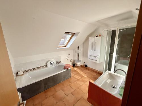 ein Badezimmer mit Badewanne und Waschbecken in der Unterkunft Elisabeth, Ferienwohnung in Wesseloh