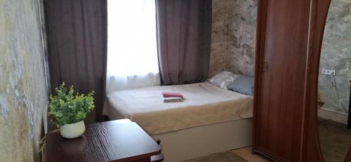 Una habitación pequeña con una cama pequeña y una ventana en Baltic sea view, en Liepāja