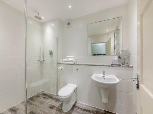 ein weißes Badezimmer mit Toilette und Waschbecken in der Unterkunft Doxford Dairy - Uk49889 in Preston