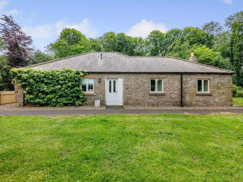 ein Backsteinhaus mit einer weißen Tür und einem Hof in der Unterkunft Doxford Dairy - Uk49889 in Preston