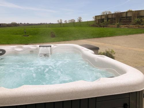 a hot tubificialificialificialificialificialificialificialificialificialificialificialificialificial at Manor Lodge Stables in Wiston