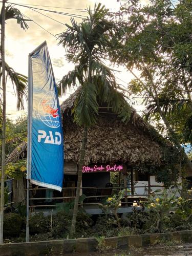 Ein PAB-Schild vor einem Gebäude mit einer Flagge in der Unterkunft Octopus Garden Dive Resort in Havelock Island