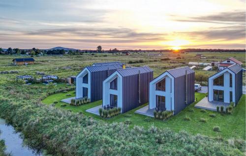 Łokcioweにある2 Bedroom Cozy Home In Lokcioweの畑家の上景