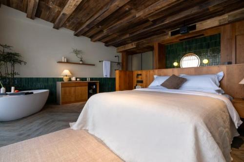 Ένα ή περισσότερα κρεβάτια σε δωμάτιο στο 山上有池民宿