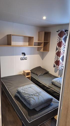 a room with two bunk beds in it at MH539 La Cabane des vagues in Saint-Julien-en-Born