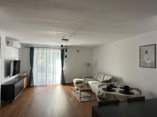 Μια τηλεόραση ή/και κέντρο ψυχαγωγίας στο Arigato