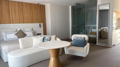 une chambre avec un lit, une table et une chaise dans l'établissement Blue Ocean Tofo Hotel, à Praia do Tofo