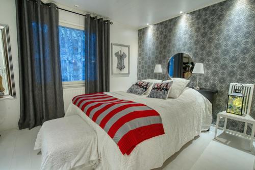 Postel nebo postele na pokoji v ubytování Private Home with Hot Tub & Sauna