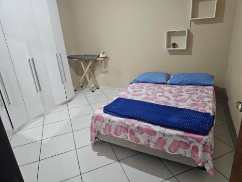 a bedroom with a bed and a tiled floor at Itapecerica da Serra perto de Embu das artes e Cotia in Itapecerica da Serra