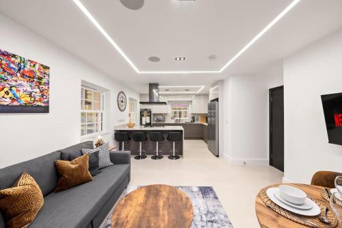 a living room with a couch and a table at Modern 4 Bed 4 Bath Home in Reading Perfect for Business and Contractors with Free Parking! in Reading