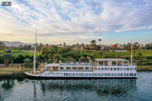 卢克索Embrace 2 Nile Sailing Dahabiya -Luxor- Aswan- 4 Nights的河水上的白船