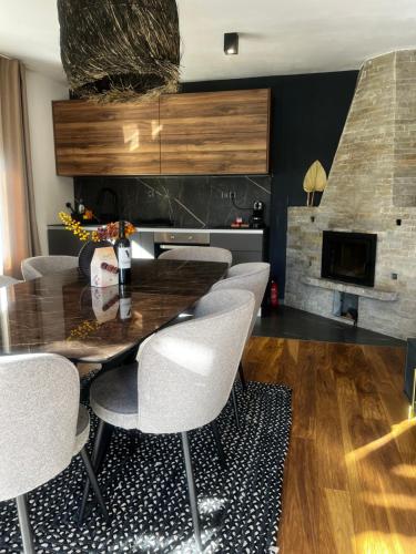 GlozheneにあるValmont Luxury Chaletのダイニングルーム(テーブル、椅子、暖炉付)