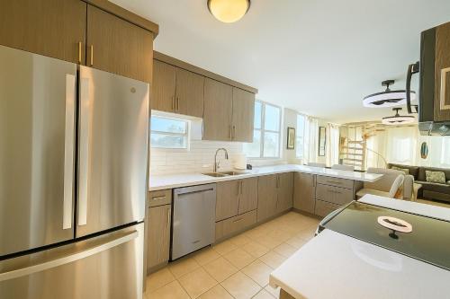 Kuchyň nebo kuchyňský kout v ubytování Costa Ensenada Penthouse 505 across the street from Balneario beach