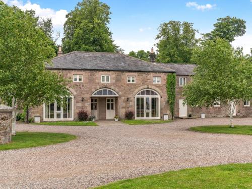 ein altes Steinhaus mit Auffahrt in der Unterkunft Coach House - Uk49887 in Preston