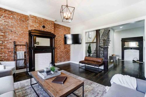 Χώρος καθιστικού στο Spacious 4BR Home Near UD Oregon and DT Dayton