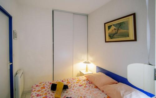 ein Schlafzimmer mit einem Bett mit Kreuz darauf in der Unterkunft Chez Juan - T3 Climatisé - Piscine et parking in Sète