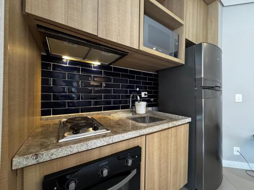 Η κουζίνα ή μικρή κουζίνα στο Apartamento Executivo próximo a praia