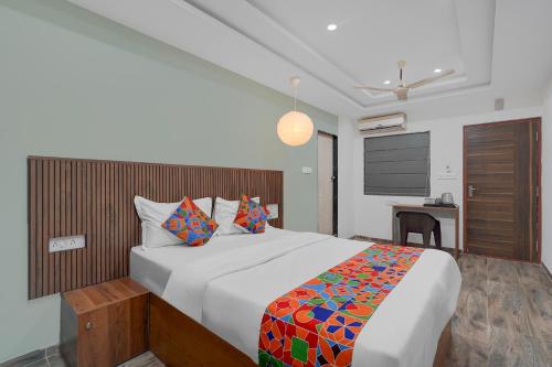 een slaapkamer met een groot bed en een bureau bij FabHotel Morning Glory in Bangalore