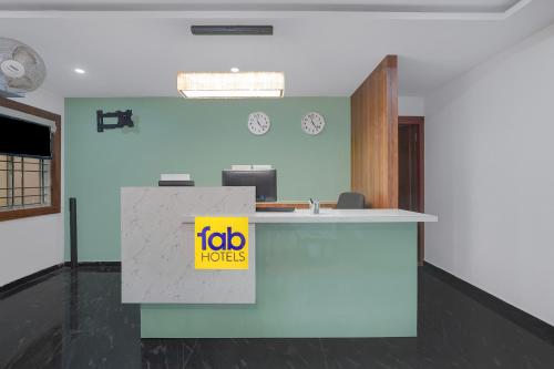 een bureau met een bord erop bij FabHotel Morning Glory in Bangalore