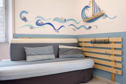 Ένα ή περισσότερα κρεβάτια σε δωμάτιο στο Caruggio al mare