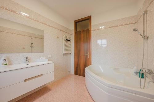 a bathroom with a tub and a sink and a shower at 2 camere, parcheggio gratis, 10 minuti da Venezia in Venice