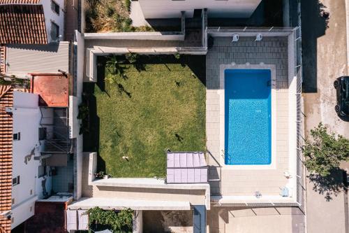 una vista aérea de un patio trasero con piscina en Bella Palace, Apartamento acogedor junto al mar, en Alcanar